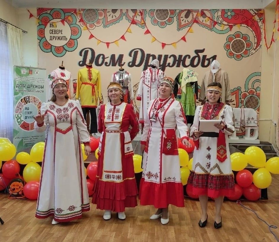 Мурманскра чăвашсем Акатуй ирттерсе тӗрлӗ халăх çыннисене пухрӗç хăйсен тавра