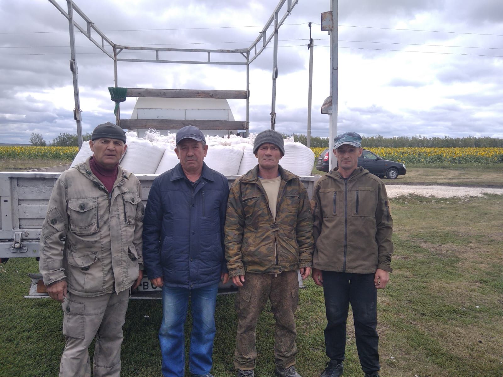 Çĕпрел ветеранĕсем салтак амăшĕсене пулăшаççĕ