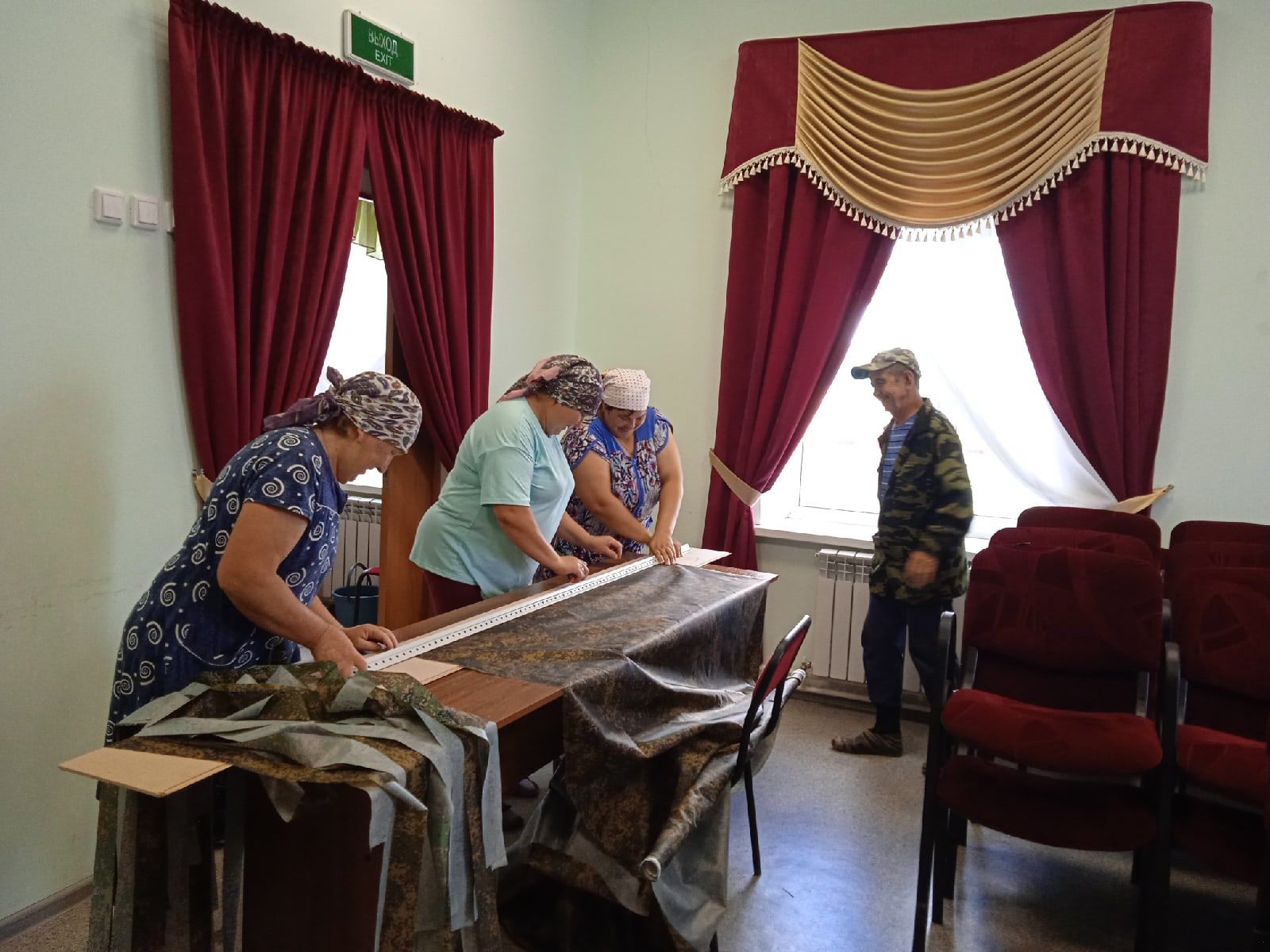 Унтакшăсем салтаксем валли маскировка сечӗ çыхса панă