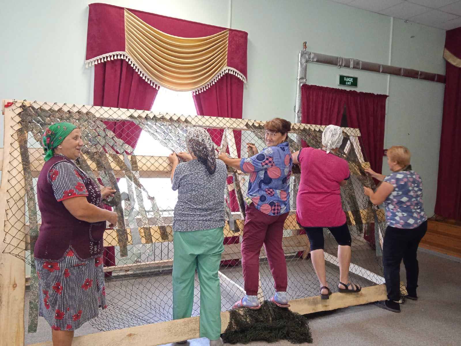 Унтакшăсем салтаксем валли маскировка сечӗ çыхса панă