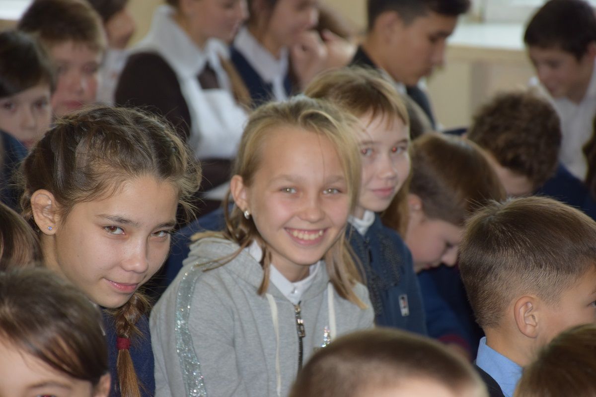Шкулта ачасем парта та, доска та çăвӗç