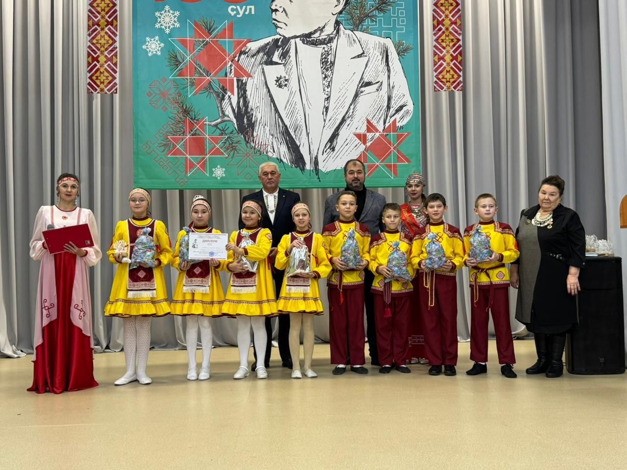 Валентин Урташăн чунӗ сăвви-юррисенче пурăнать
