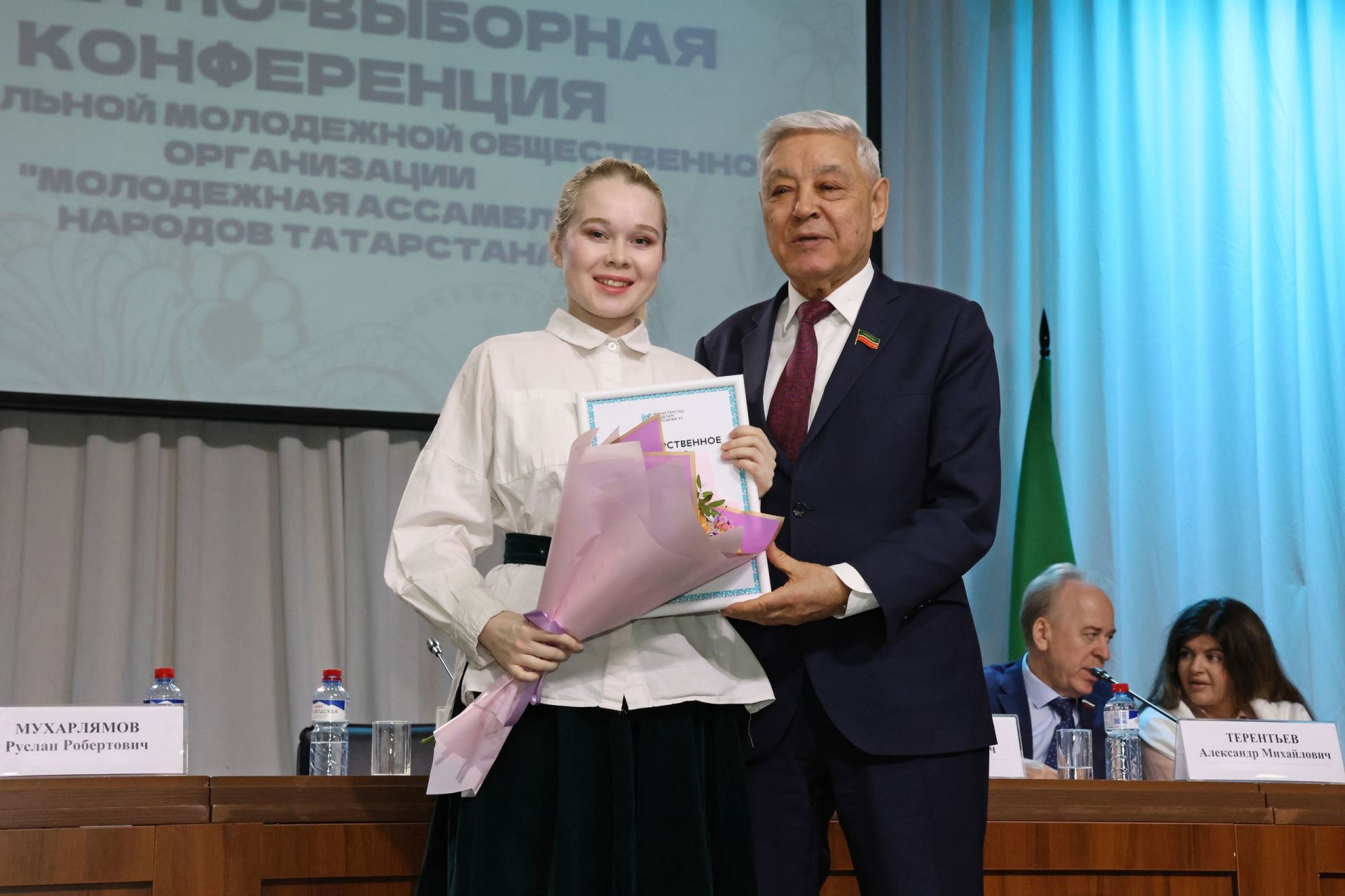 ТР Çамрăксен ассамблейин отчетпа суйлав конференцийӗнче Юлия Еремеевăна Тав хучӗпе чысларӗç