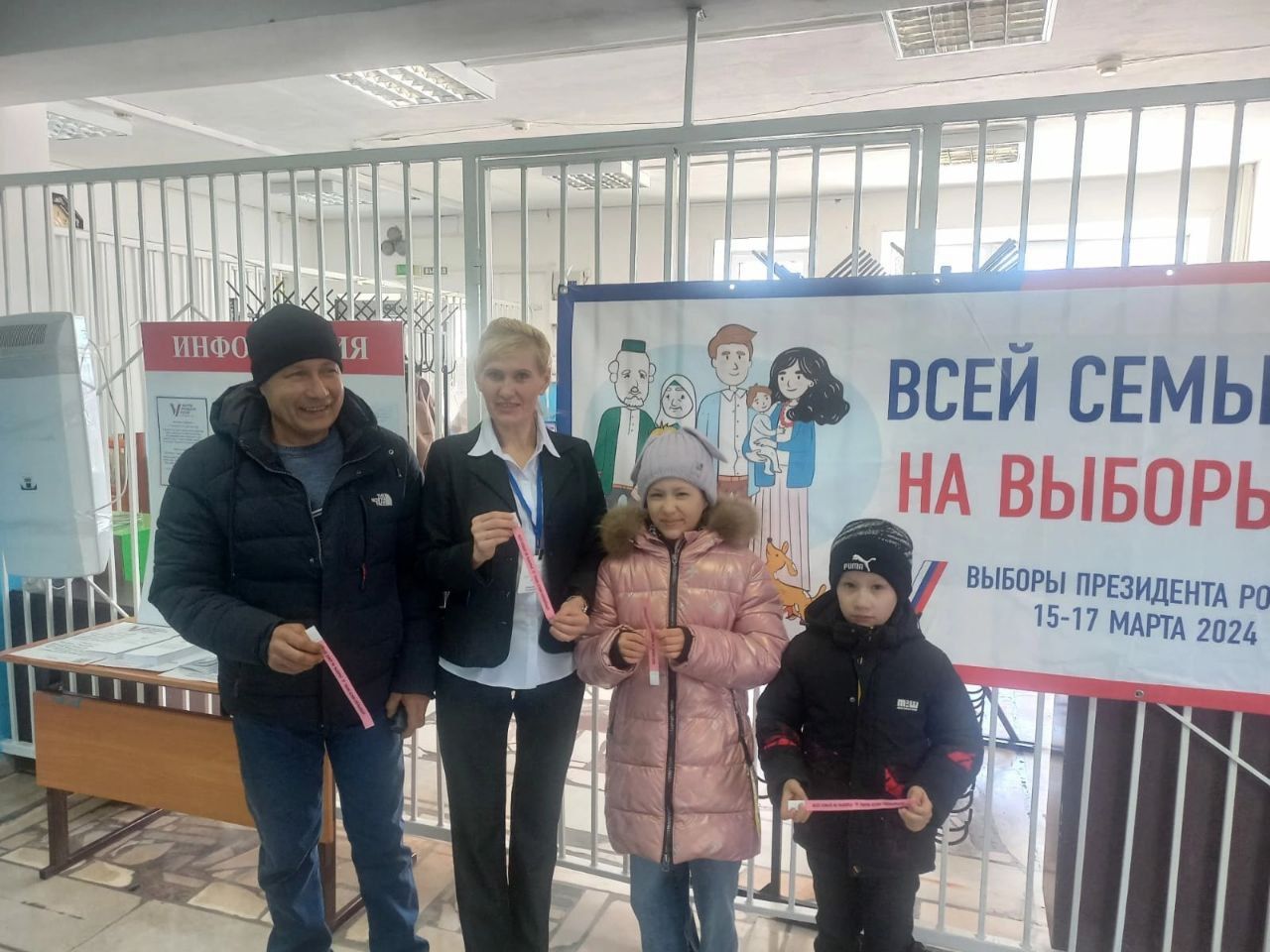 Алешкин Саплăк ялӗнчи Клементьевсем «Всей семьей на выборы» акцие тӗрев парса çемйипех суйлава кайнă