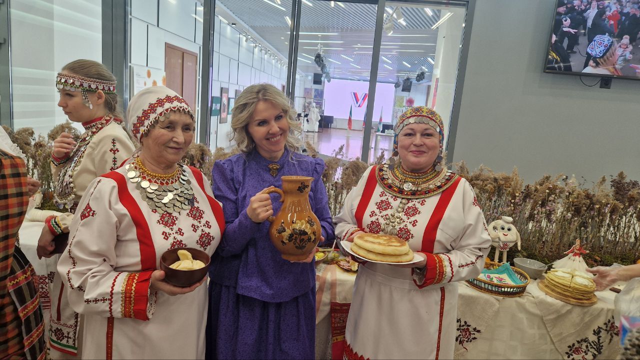 «Салам» ансамбль суйлава килнӗ халăха чăваш апат-çимӗçӗпе сăйларӗ