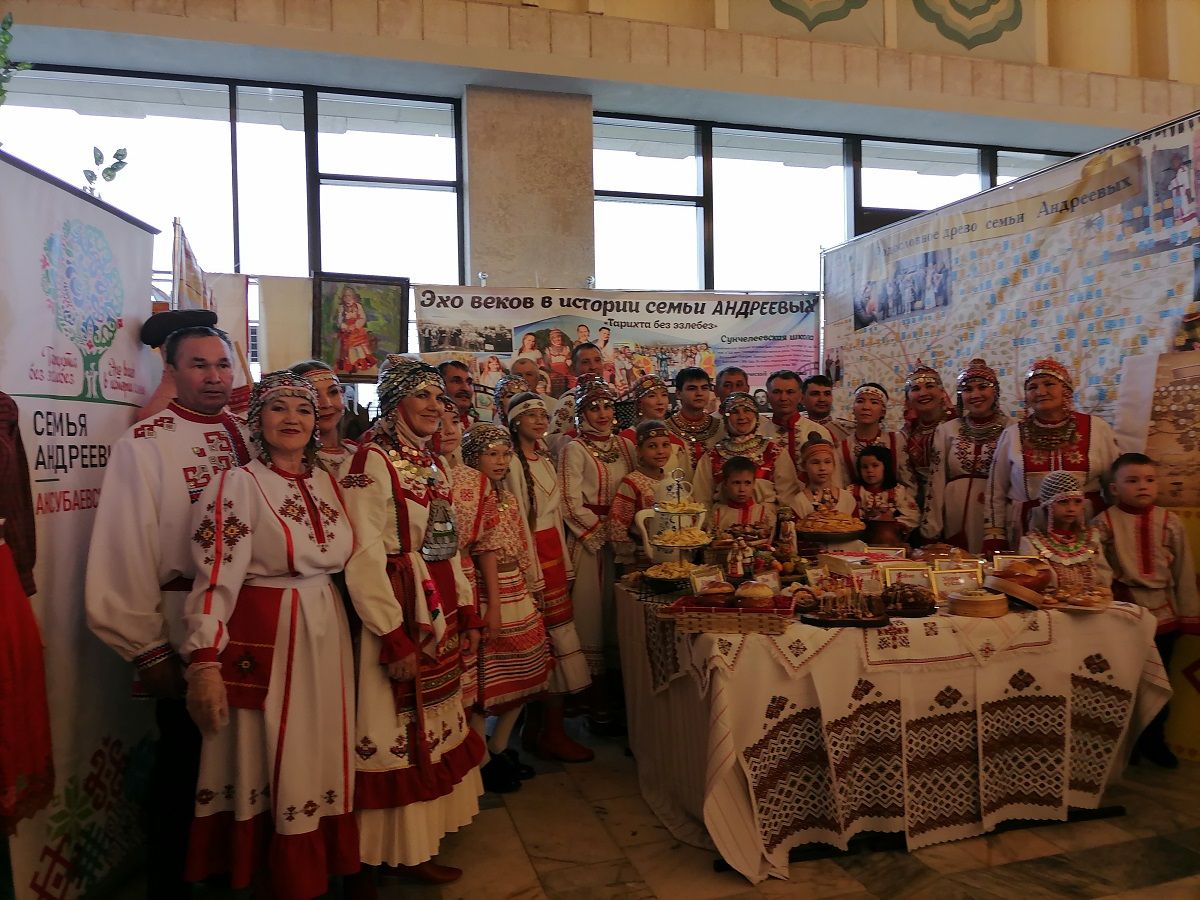 Çемье ансамблӗсене! Музыкантсен династийӗсене!