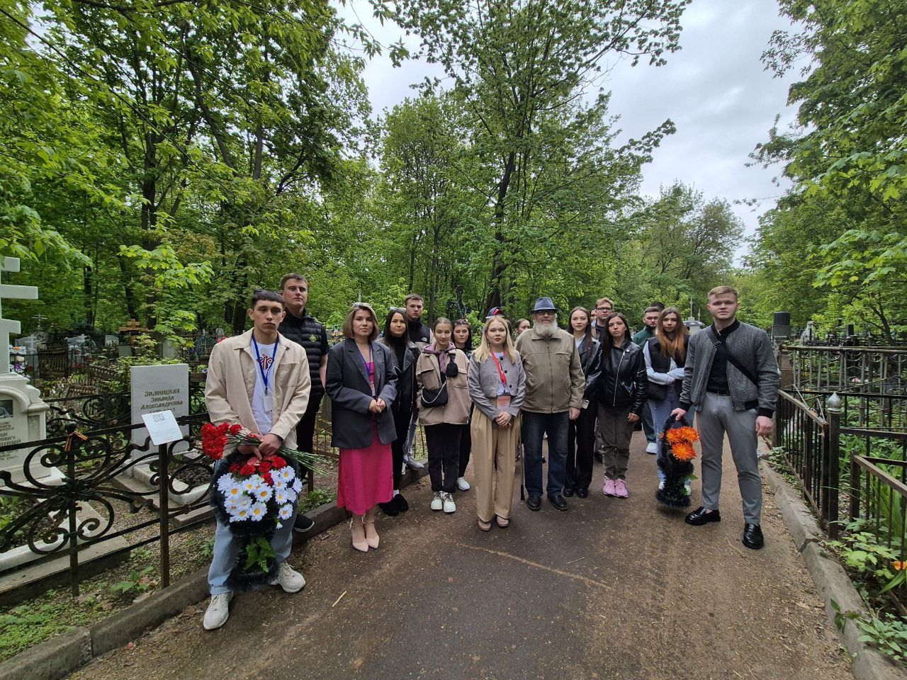 Чăваш çамрăкӗсем Ар масарӗнче Ашмаринпа Никольские асăнса чечексем хучӗç