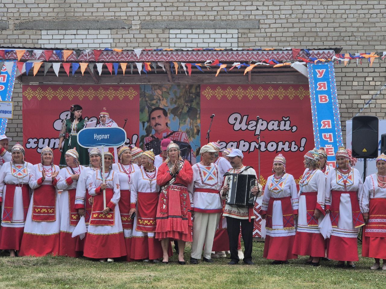 Чăваш Шупашкарӗнче иртнӗ «Выля, хут купăс!» фестиваль-конкурса ентешӗсем хăйсен манăçми тусне Петр Носкова халалларӗç