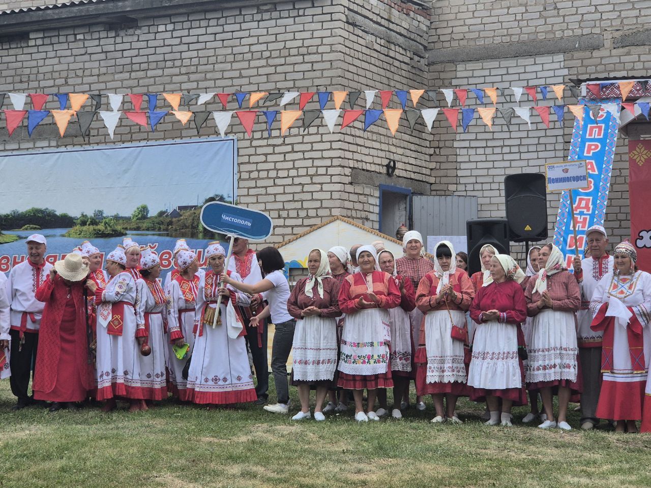 Чăваш Шупашкарӗнче иртнӗ «Выля, хут купăс!» фестиваль-конкурса ентешӗсем хăйсен манăçми тусне Петр Носкова халалларӗç