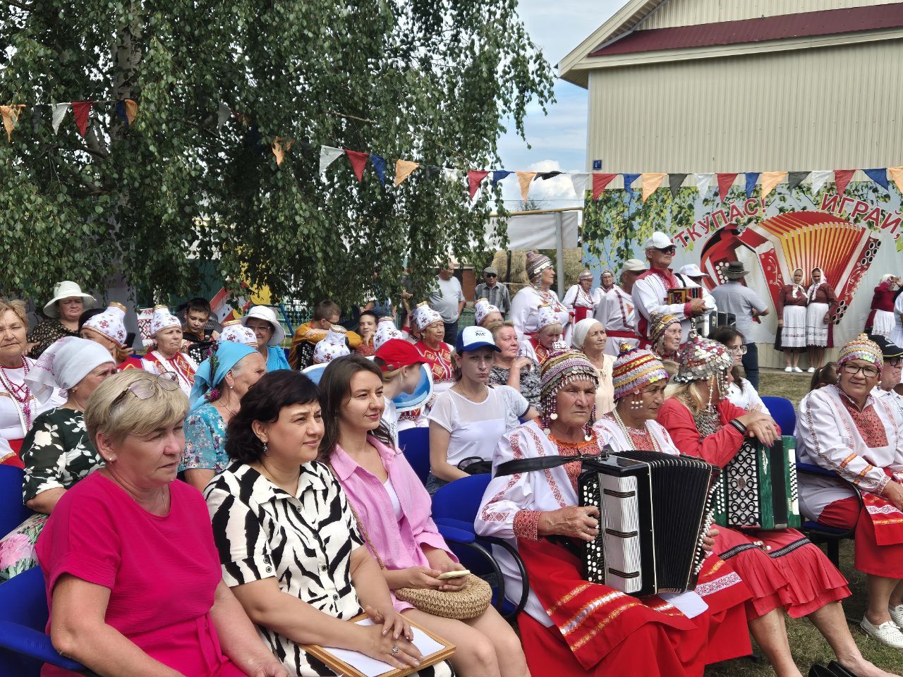 Чăваш Шупашкарӗнче иртнӗ «Выля, хут купăс!» фестиваль-конкурса ентешӗсем хăйсен манăçми тусне Петр Носкова халалларӗç