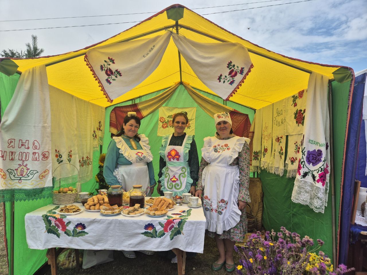 Чăваш Шупашкарӗнче иртнӗ «Выля, хут купăс!» фестиваль-конкурса ентешӗсем хăйсен манăçми тусне Петр Носкова халалларӗç