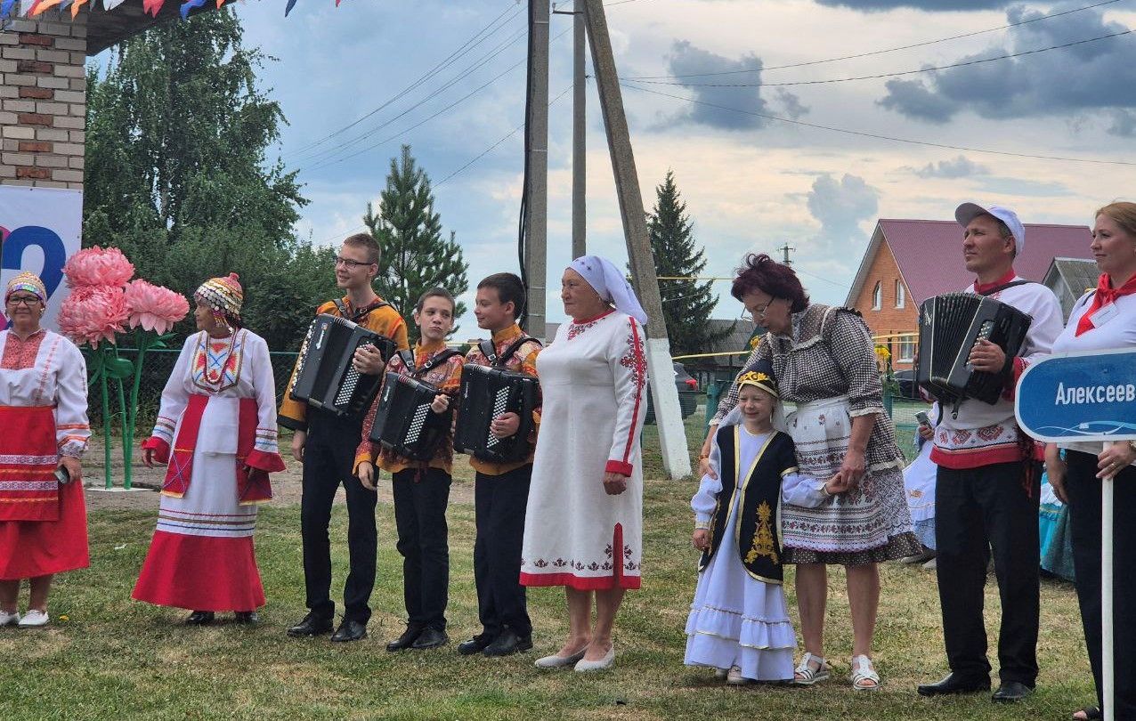 Чăваш Шупашкарӗнче иртнӗ «Выля, хут купăс!» фестиваль-конкурса ентешӗсем хăйсен манăçми тусне Петр Носкова халалларӗç