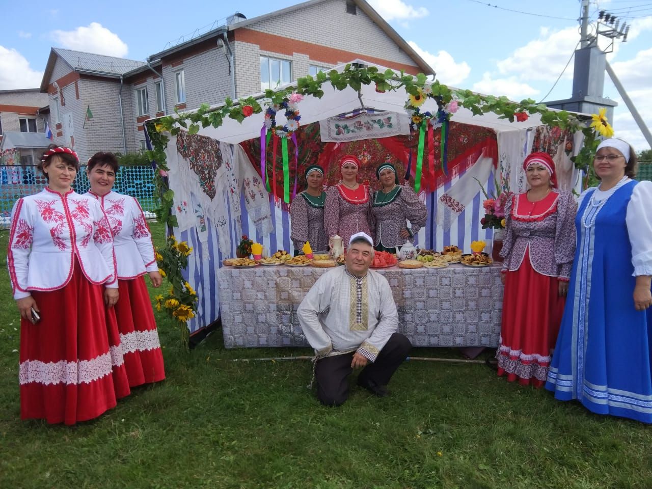 Чăваш Шупашкарӗнче иртнӗ «Выля, хут купăс!» фестиваль-конкурса ентешӗсем хăйсен манăçми тусне Петр Носкова халалларӗç