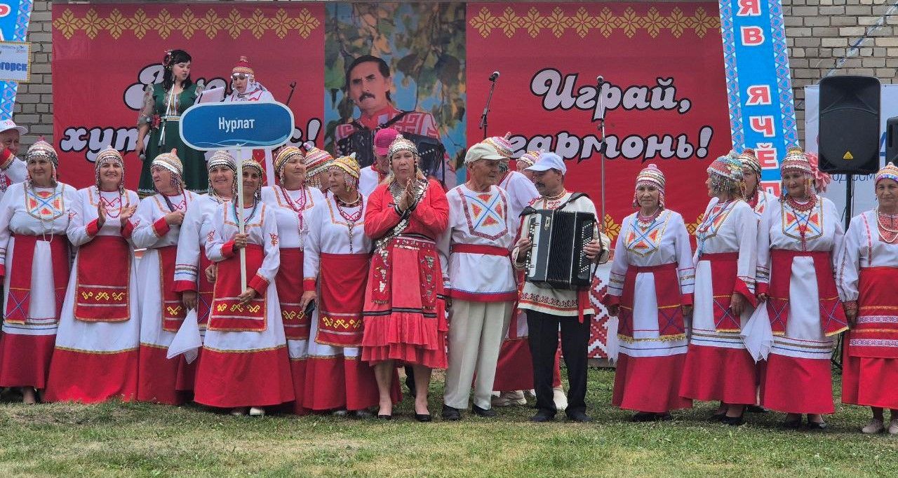 Чăваш Шупашкарӗнче иртнӗ «Выля, хут купăс!» фестиваль-конкурса ентешӗсем хăйсен манăçми тусне Петр Носкова халалларӗç