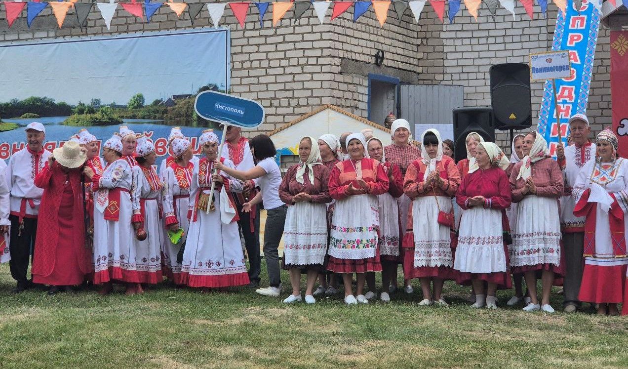 Чăваш Шупашкарӗнче иртнӗ «Выля, хут купăс!» фестиваль-конкурса ентешӗсем хăйсен манăçми тусне Петр Носкова халалларӗç