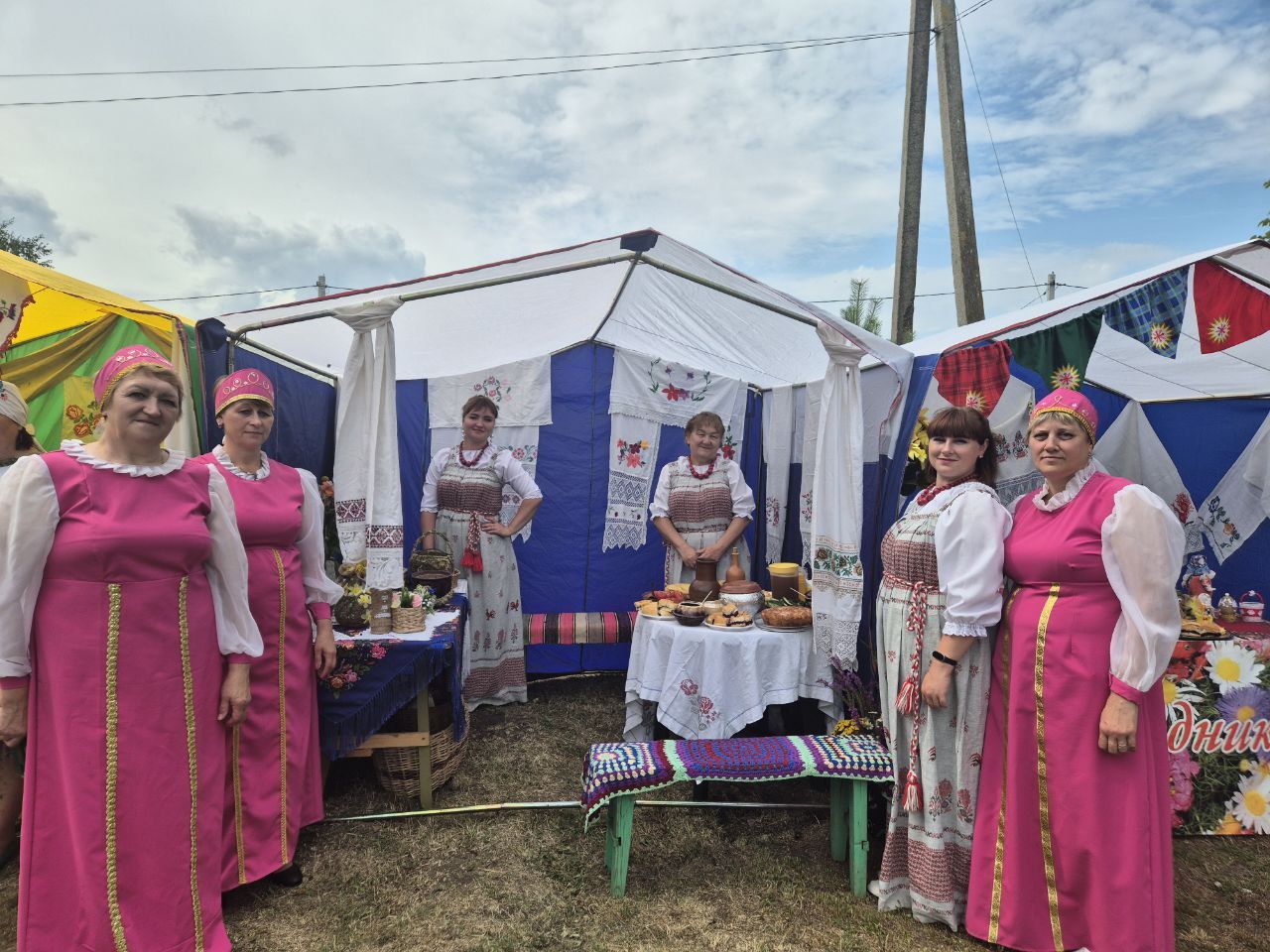 Чăваш Шупашкарӗнче иртнӗ «Выля, хут купăс!» фестиваль-конкурса ентешӗсем хăйсен манăçми тусне Петр Носкова халалларӗç