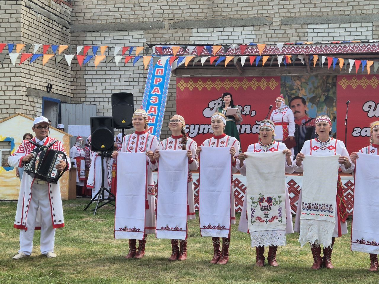 Чăваш Шупашкарӗнче иртнӗ «Выля, хут купăс!» фестиваль-конкурса ентешӗсем хăйсен манăçми тусне Петр Носкова халалларӗç