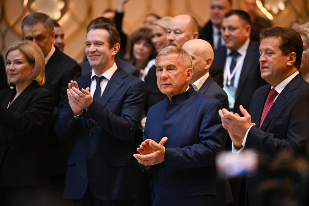 Галиаскар Камал театрăн çӗнӗ çуртне уçнă çӗре Раççейӗн паллă кино тата театр актерӗ Владимир Машков килчӗ