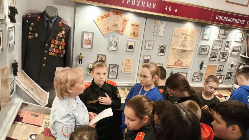 Чистайри кадетсем хулан милицийӗн истори музейӗнче пулнă