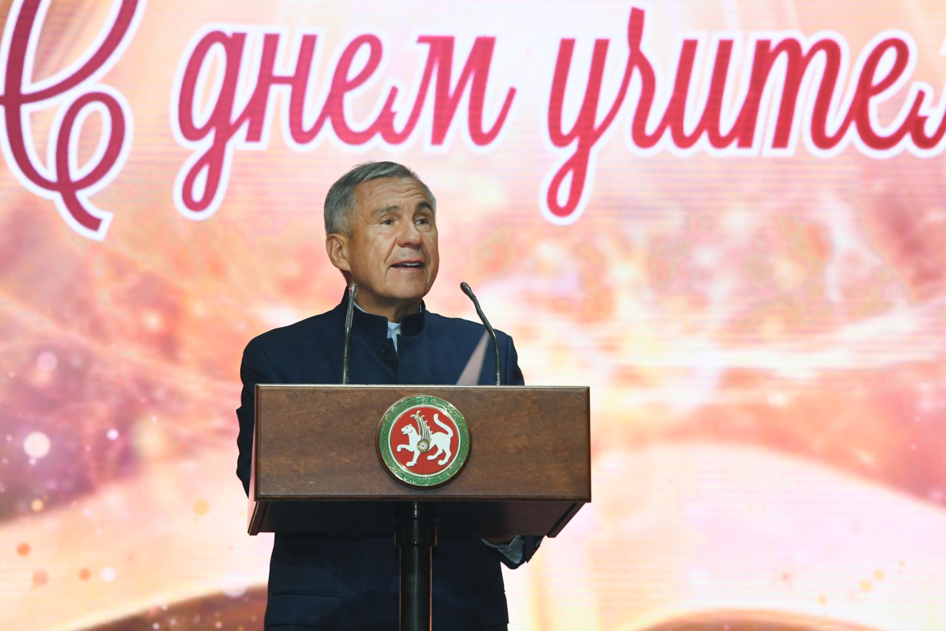 Рустам Минниханов: «Вӗрентекен ӗҫӗ чыслӑ та пархатарлӑ»