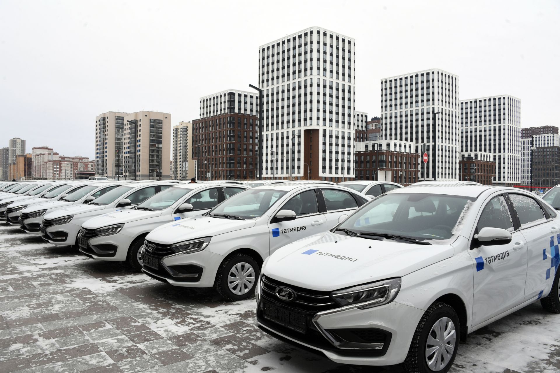 Рустам Минниханов «ТАТМЕДИА» филиалӗсене çӗнӗ автомобильсем пачӗ