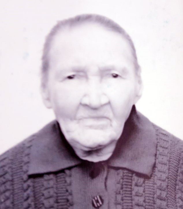 Пелагея Жаркова вăрçă вăхăтӗнче тракторпа ӗçленӗ