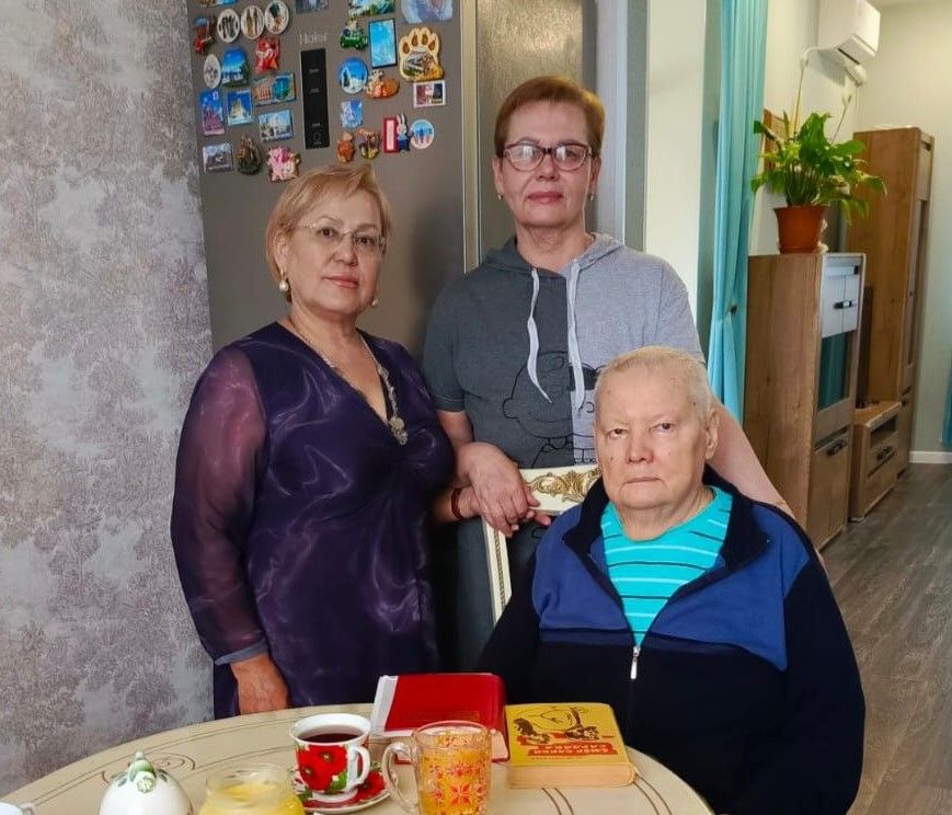 Легендарлӑ роман авторӗн ывăлӗпе тата мӑнукӗпе тӗл пулнă