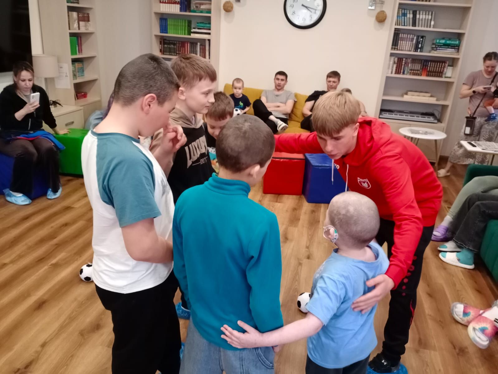 Çамрăк футболистсем ачасемпе тӗл пулнă