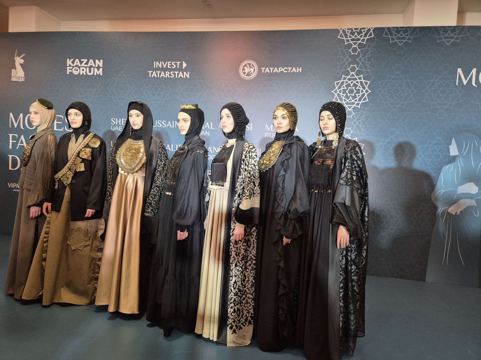 Сапӑрлӑхпа сӑпайлах ялан модӑра. KazanForum хӳттинче тӗнчери паллӑ дизайнерсем хӑйсен тум коллекцийӗсемпе паллаштарчӗҫ
