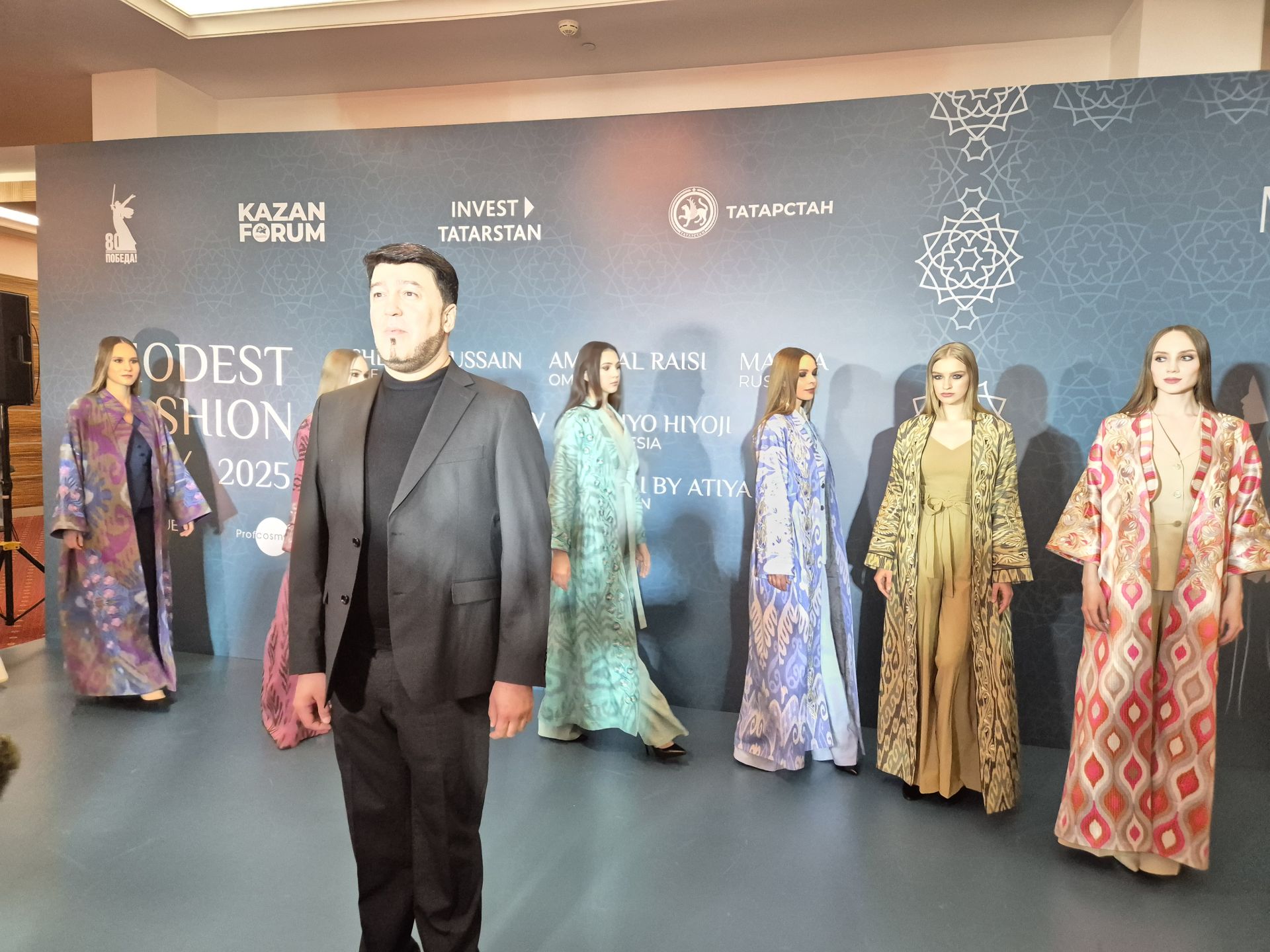 Сапӑрлӑхпа сӑпайлах ялан модӑра. KazanForum хӳттинче тӗнчери паллӑ дизайнерсем хӑйсен тум коллекцийӗсемпе паллаштарчӗҫ