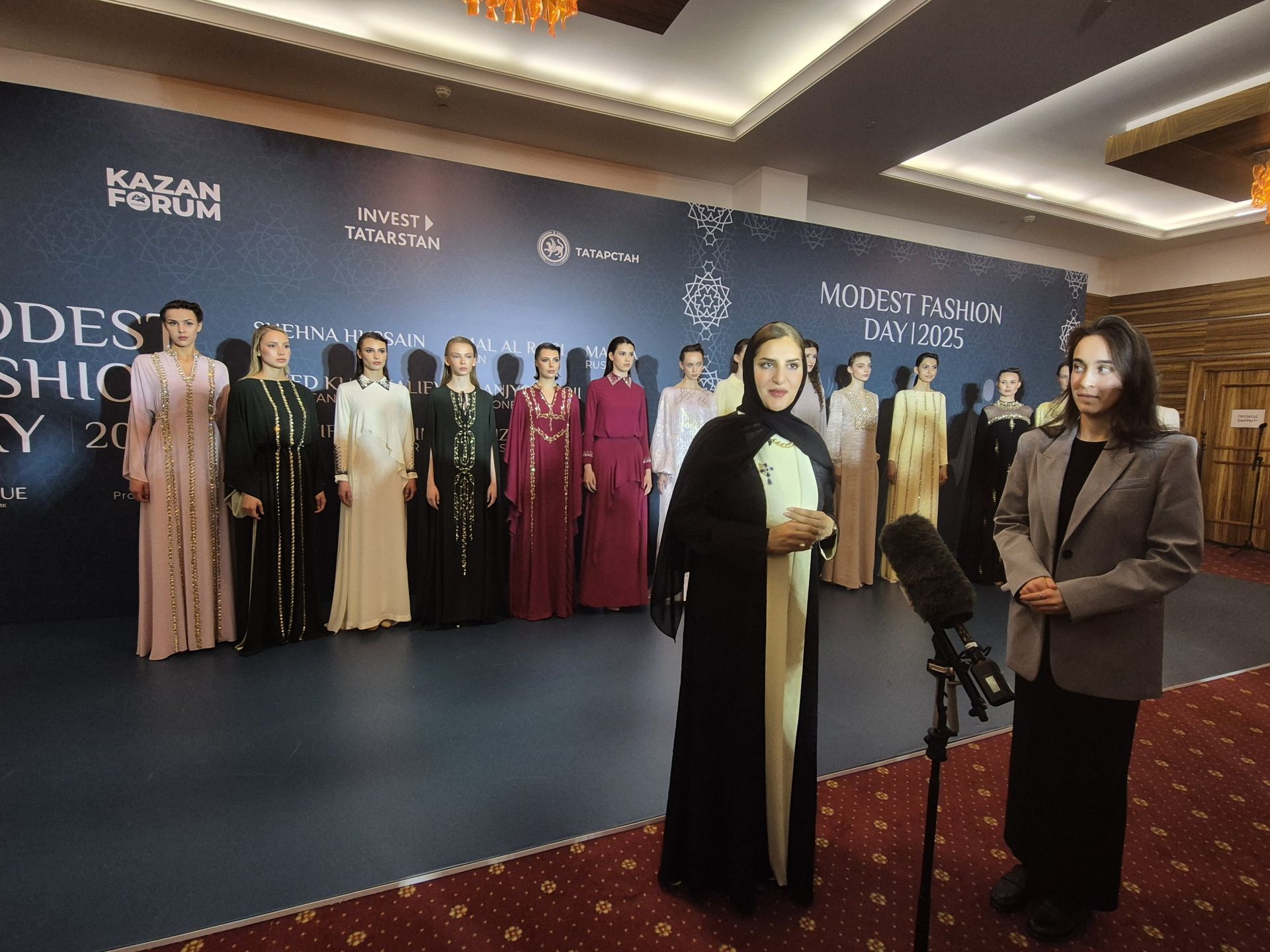 Сапӑрлӑхпа сӑпайлах ялан модӑра. KazanForum хӳттинче тӗнчери паллӑ дизайнерсем хӑйсен тум коллекцийӗсемпе паллаштарчӗҫ
