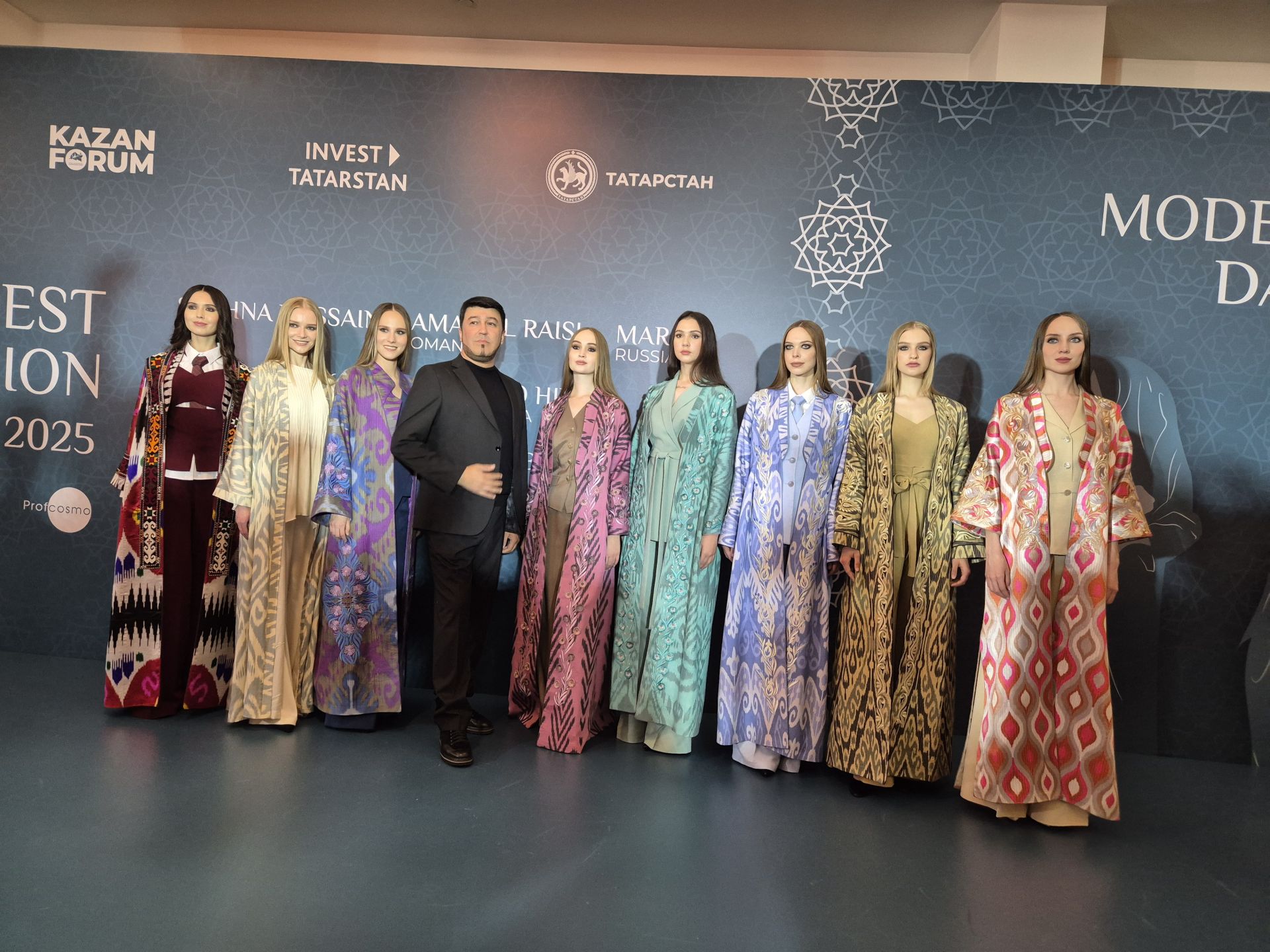Сапӑрлӑхпа сӑпайлах ялан модӑра. KazanForum хӳттинче тӗнчери паллӑ дизайнерсем хӑйсен тум коллекцийӗсемпе паллаштарчӗҫ
