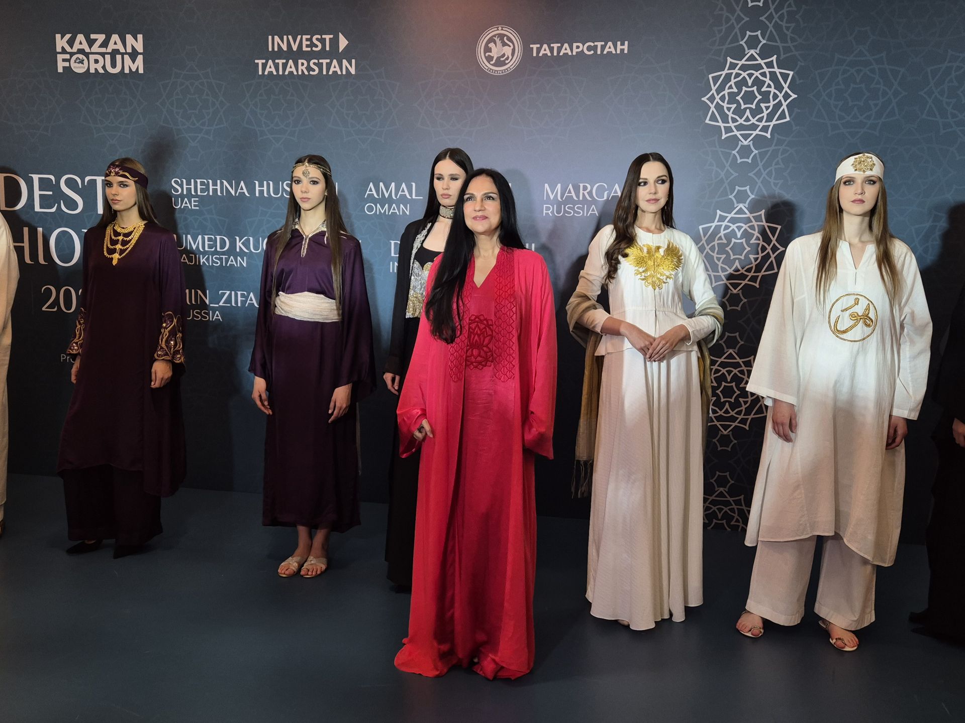 Сапӑрлӑхпа сӑпайлах ялан модӑра. KazanForum хӳттинче тӗнчери паллӑ дизайнерсем хӑйсен тум коллекцийӗсемпе паллаштарчӗҫ