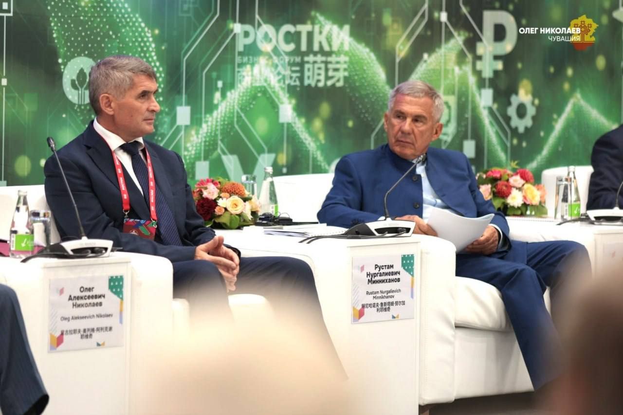 «Ростки» форумра Рустам Минниханов Тутарстана Китайпа нумай енпе ӗçлеме интереслӗ пулнине палăртрӗ