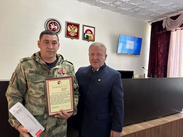 ТР Раисӗн кубокӗшӗн иртнӗ ăмăртура çӗнтернӗ Алексей Ягашкина Çӗпрел район ертӳçи Тав хучӗпе чысланă