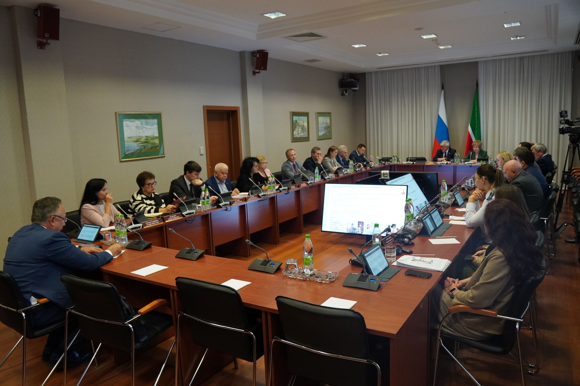 Патшалăх Канашӗн депутачӗсен шучӗпе пултаруллă çамрăксене республикăрах хăварма тăрăшмалла