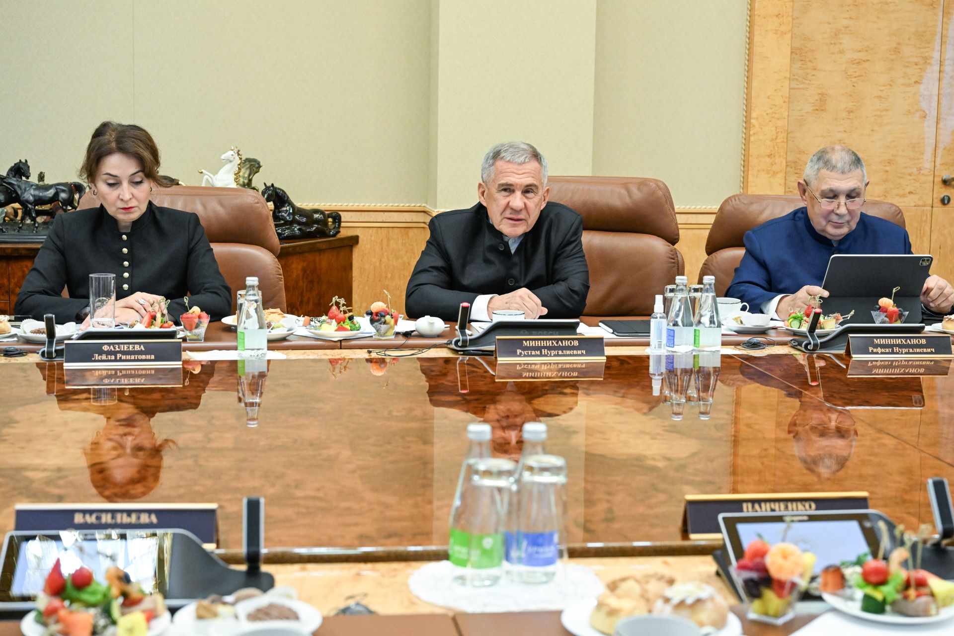 Рустам Минниханов Раççей регионӗсемпе ют çӗршывсен наука пӗрлӗхӗн ăсчахӗсемпе тӗл пулнă