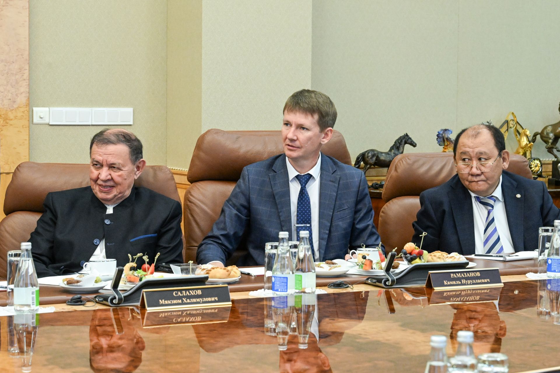 Рустам Минниханов Раççей регионӗсемпе ют çӗршывсен наука пӗрлӗхӗн ăсчахӗсемпе тӗл пулнă