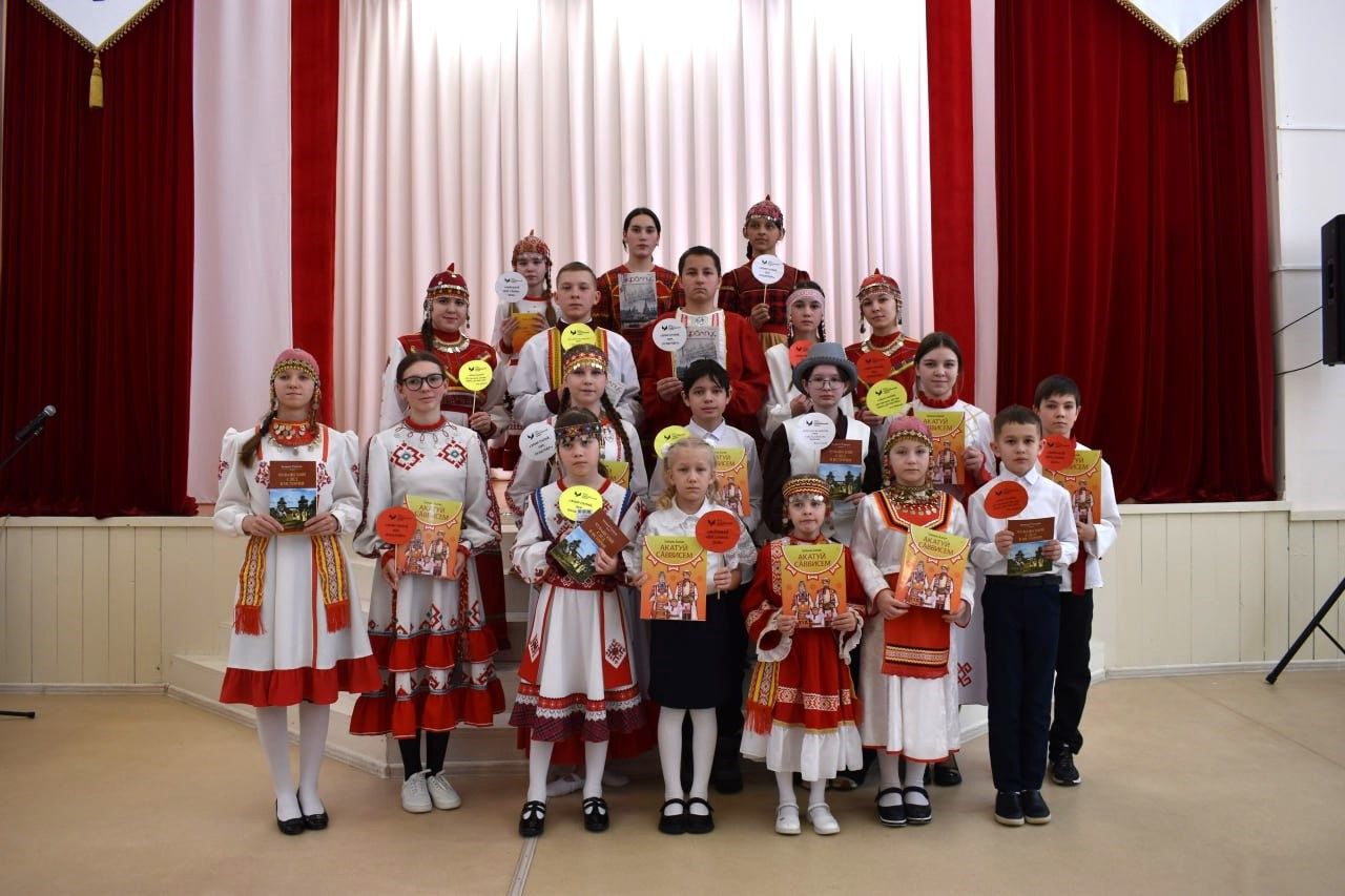 Пушкăртстанри чăваш гимназийӗнче Ухсай Яккăвӗн сăввисене вуланă
