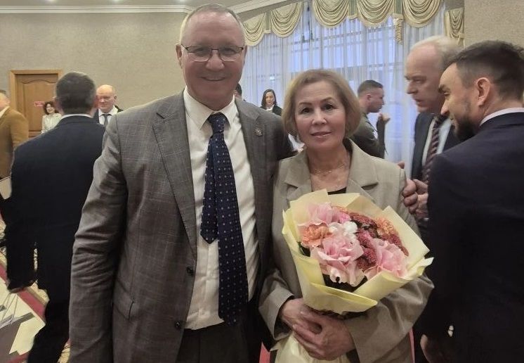 Ӗçтеше Светлана Колесниковăна «Тутарстан Республикин пичет тата массăллă коммуникацисен тава тивӗçлӗ ӗçченӗ» хисеплӗ ят пачӗç!