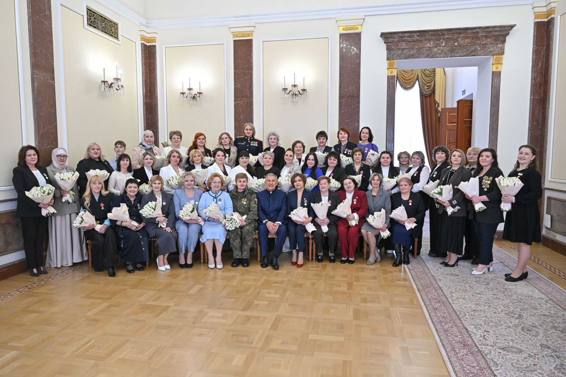 Рустам Минниханов мартăн 8-мӗшӗ умӗн пултаруллă хӗрарăмсене патшалăх наградисемпе чысларӗ
