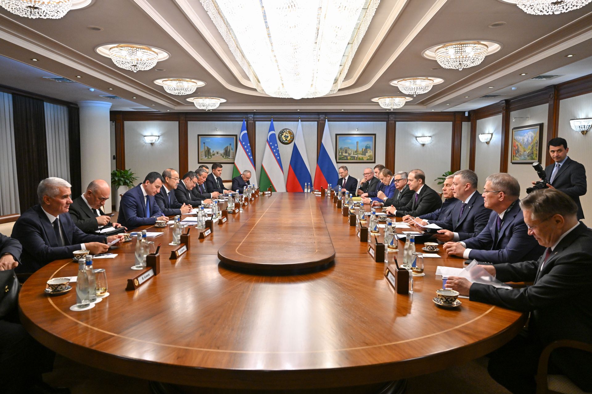 Рустам Минниханов паян Узбекистан Президенчӗпе Шавкат Мирзиеевпа тӗл пулнă