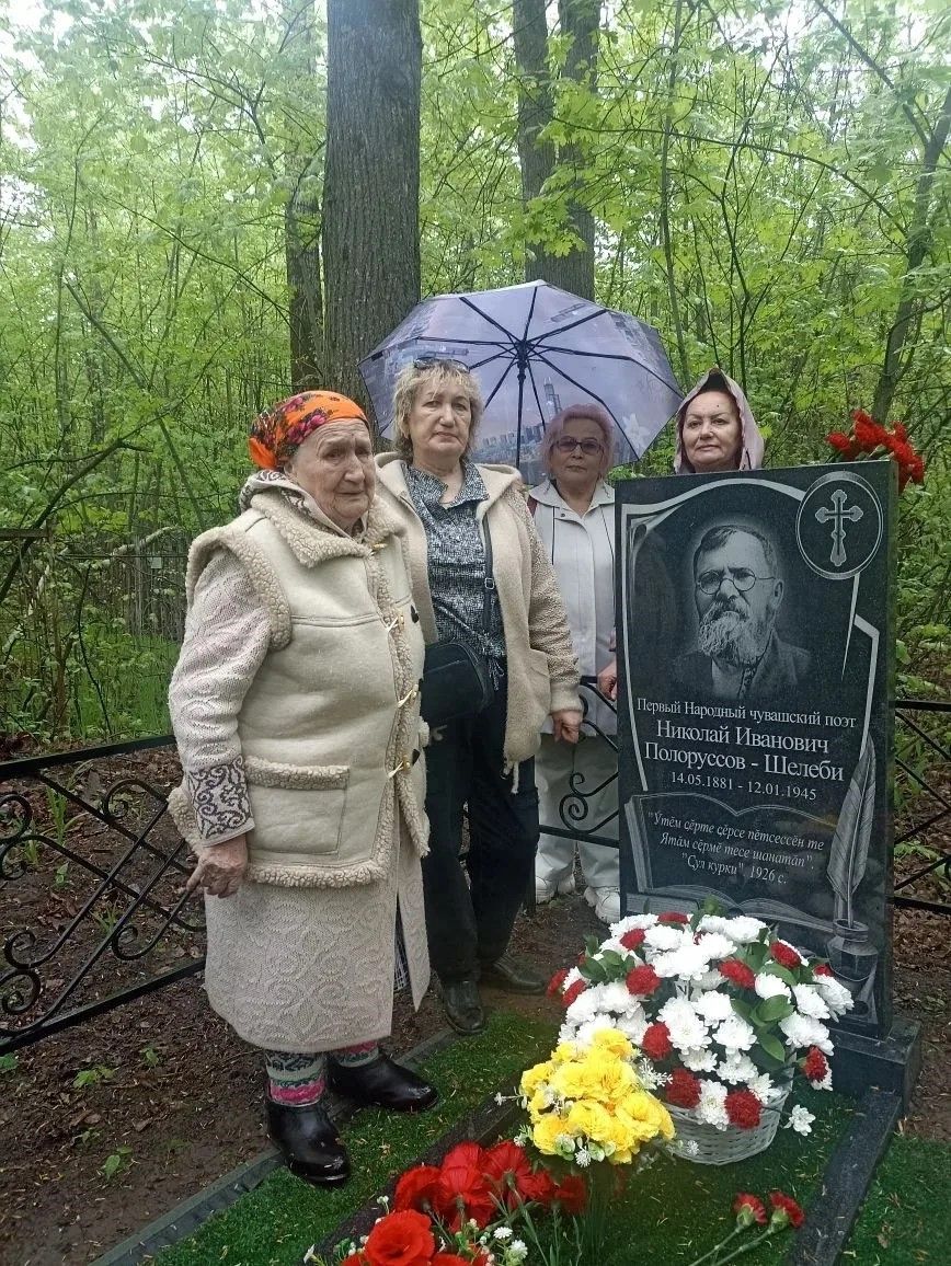 Шупашкарти çыравçăсем Николай Шелепин вилтăприйӗ çине чечек хунă