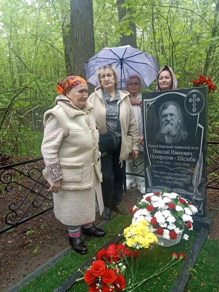 Шупашкарти çыравçăсем Николай Шелепин вилтăприйӗ çине чечек хунă