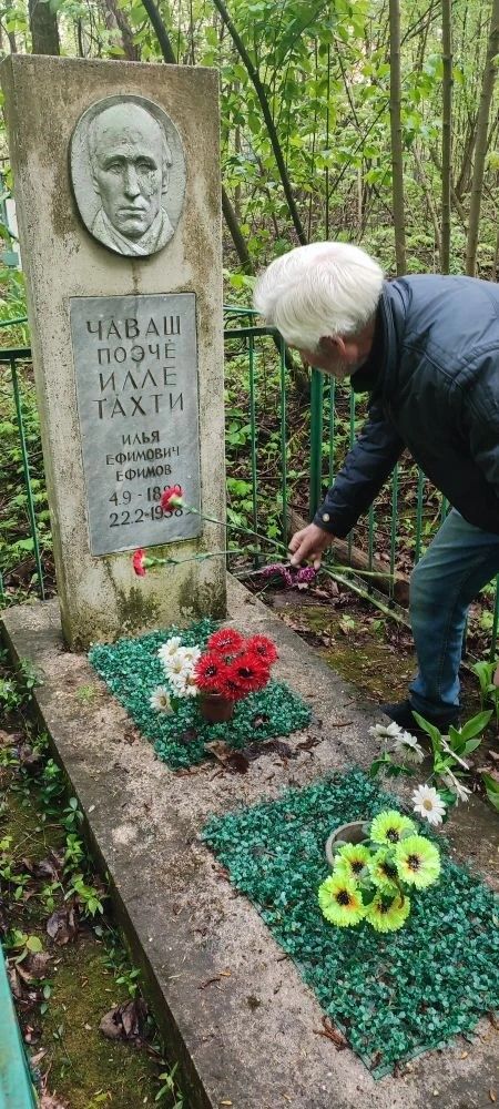 Шупашкарти çыравçăсем Николай Шелепин вилтăприйӗ çине чечек хунă