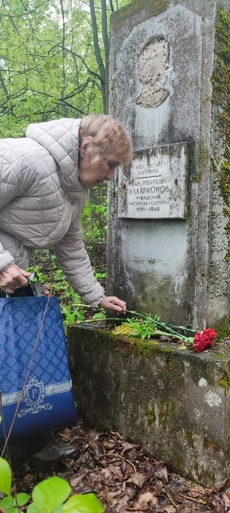 Шупашкарти çыравçăсем Николай Шелепин вилтăприйӗ çине чечек хунă