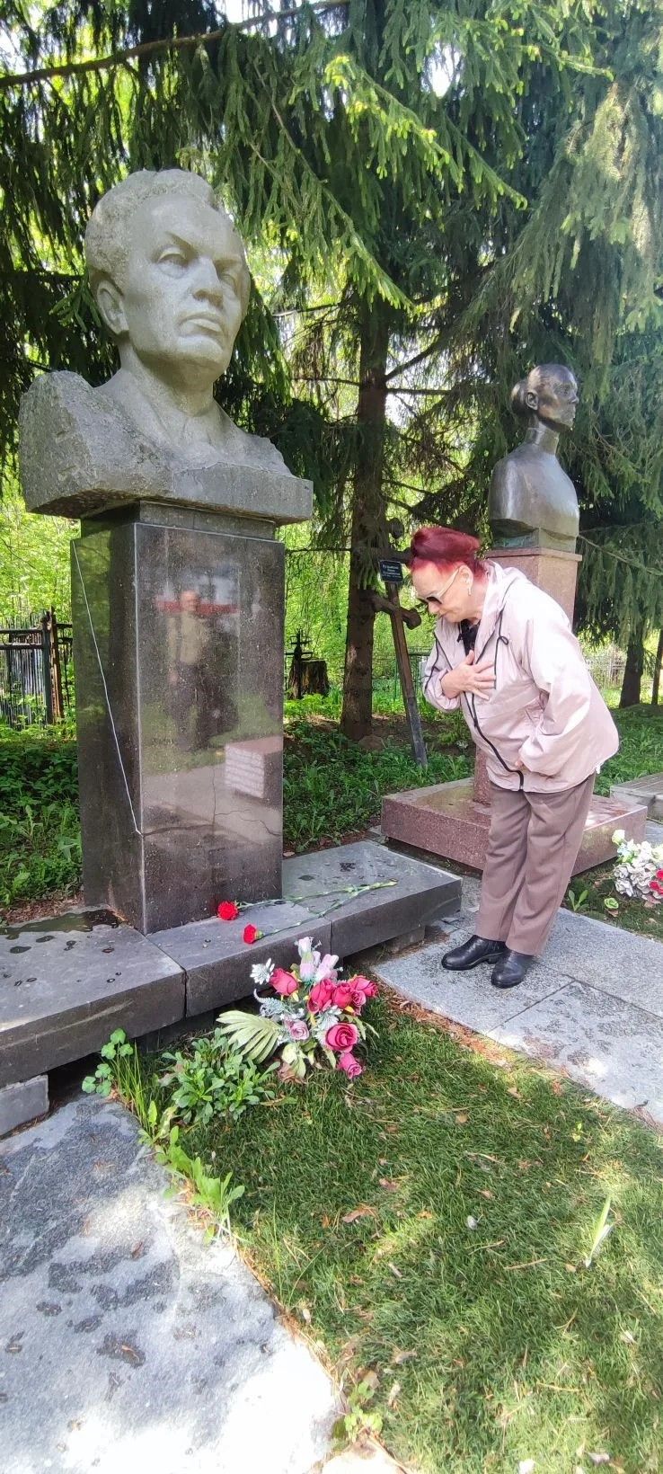 Шупашкарти çыравçăсем Николай Шелепин вилтăприйӗ çине чечек хунă