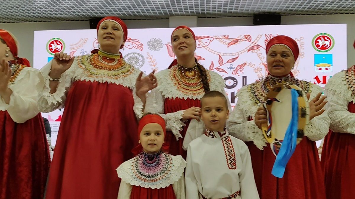 Каравона каяр, халăхпа юрлар