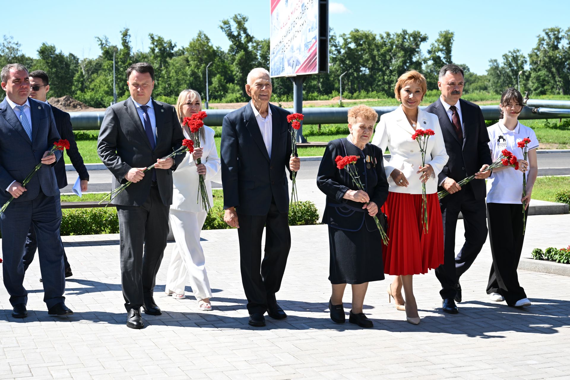 Рустам Минниханов вăрçăра пуç хунă завод ӗçченӗсен палăкӗ умне чечексем хучӗ