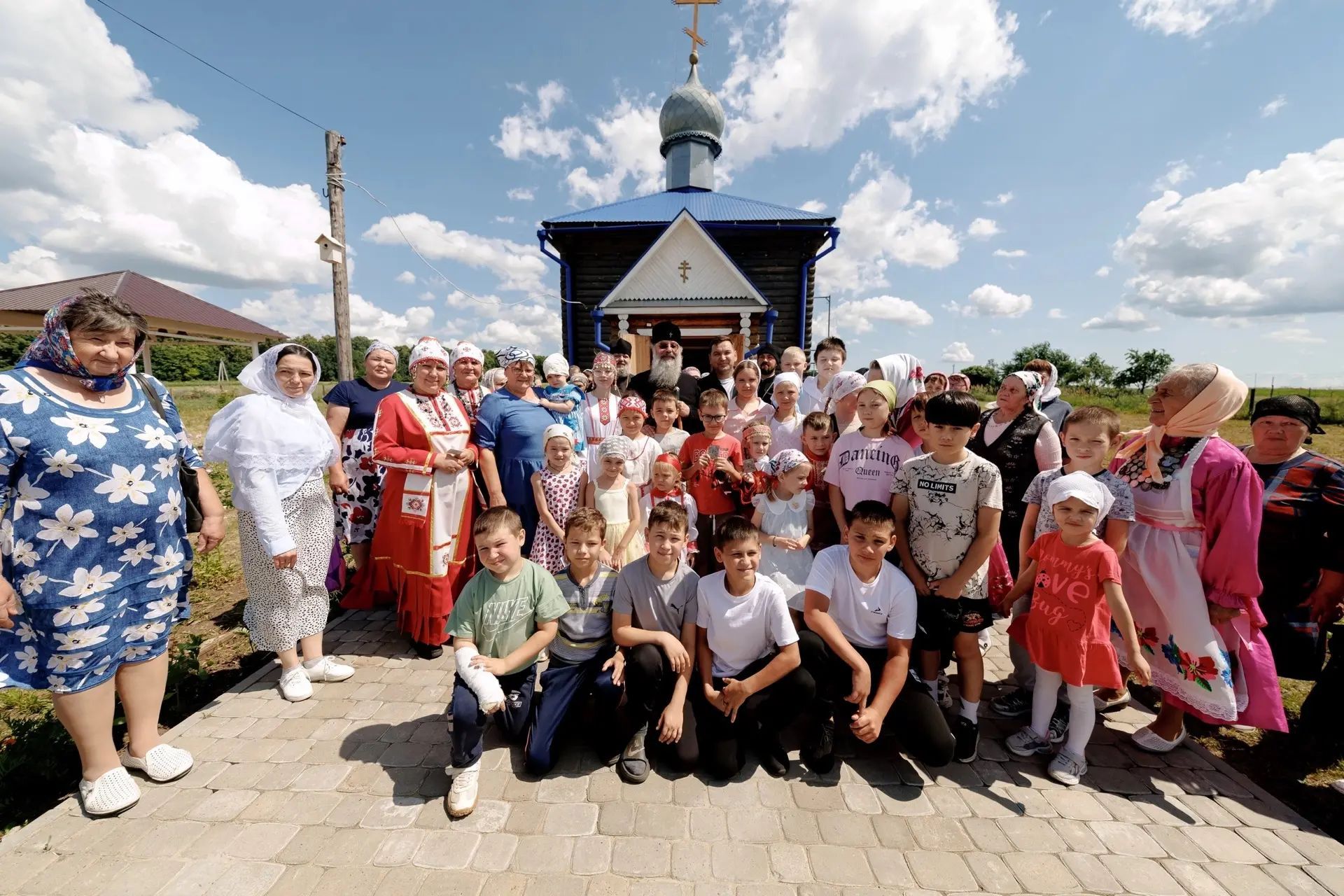 Апас районӗнчи Черккӗнри чăвашсем Кирилл митрополитран пил илнӗ